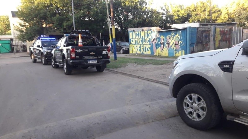 El lugar en que la Policía encontró la camioneta robada en el campo. 