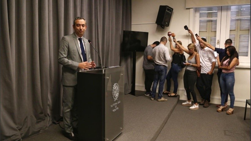 Pablo Javkin presentó su plan de austeridad en el Palacio de los Leones. 