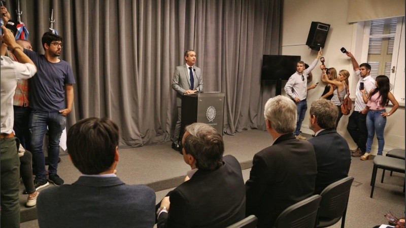 Pablo Javkin presentó su plan de austeridad en el Palacio de los Leones. 