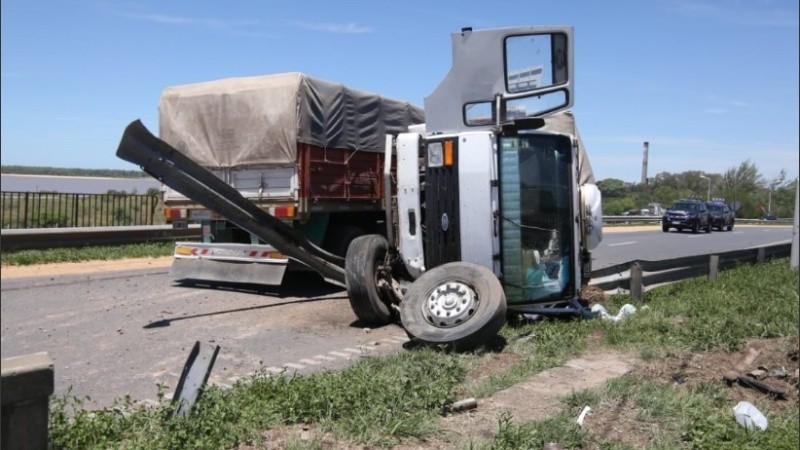 El camión quedó volcado en el carril sur-norte a la altura de Uriburu.