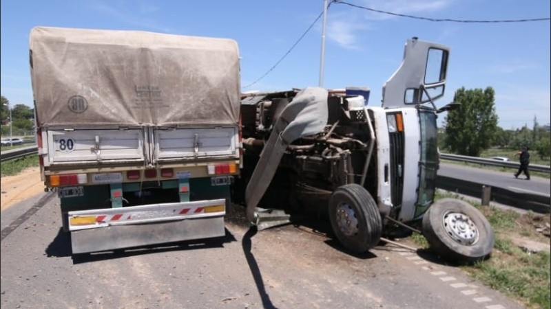 El camión quedó volcado en el carril sur-norte a la altura de Uriburu.
