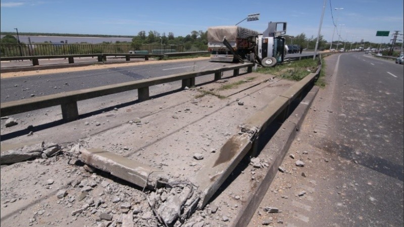 El camión quedó volcado en el carril sur-norte a la altura de Uriburu.