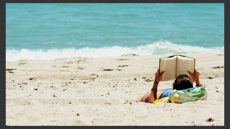 Se puede abrazar el libro sintiendo una especie de energía emocional en este gesto cuando esa obra ha significado tanto para uno.