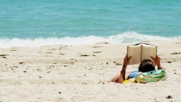 Se puede abrazar el libro sintiendo una especie de energía emocional en este gesto cuando esa obra ha significado tanto para uno.