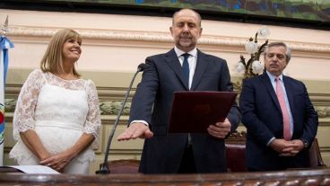 El momento de la jura de Perotti, junto a Rodenas y Alberto Fernández.