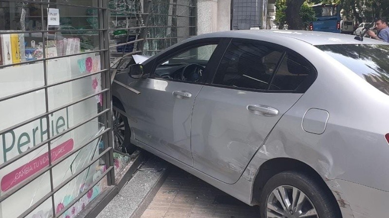 El vehículo rompió la reja y la vidriera de la farmacia.