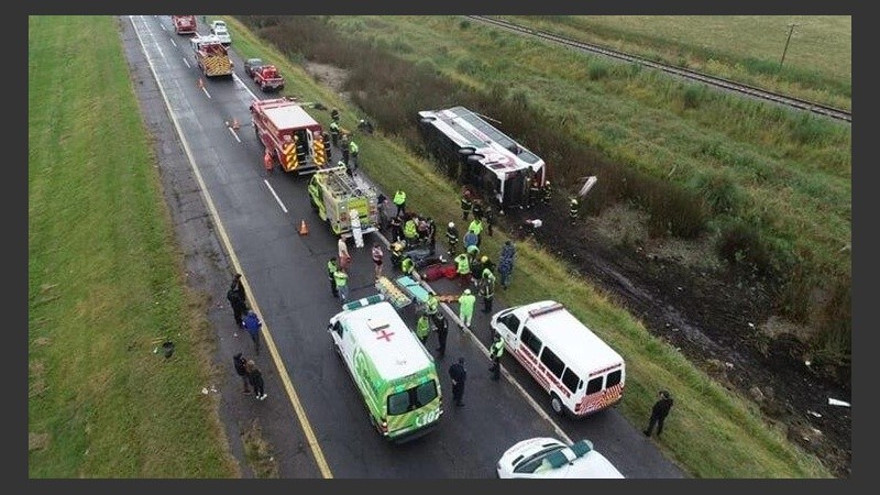 El micro volcado al costado de la ruta 2 que va a Mar del Plata. 