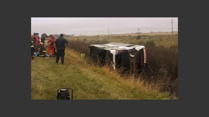 El micro volcado al costado de la ruta 2 que va a Mar del Plata. 