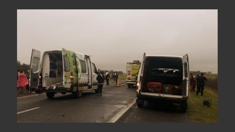 El micro volcado al costado de la ruta 2 que va a Mar del Plata. 