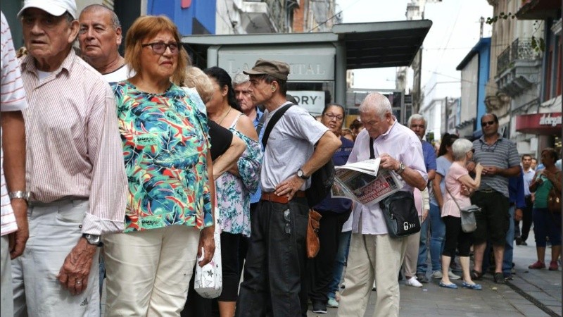 Largas filas de jubilados y jubiladas en la puerta de los bancos. 