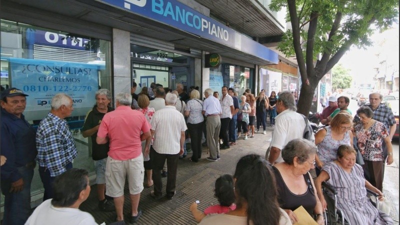 Largas filas de jubilados y jubiladas en la puerta de los bancos. 