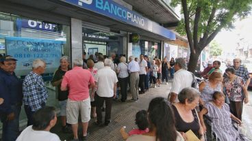Largas filas de jubilados y jubiladas en la puerta de los bancos.