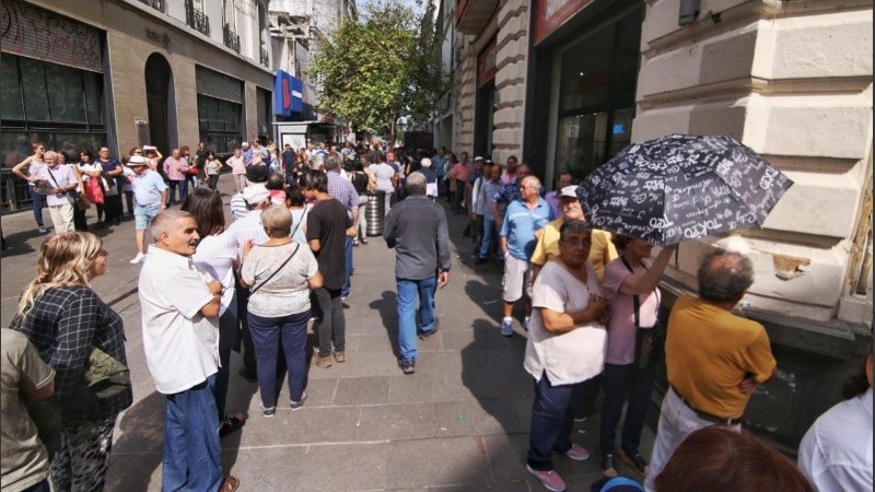 Largas filas de jubilados y jubiladas en la puerta de los bancos. 