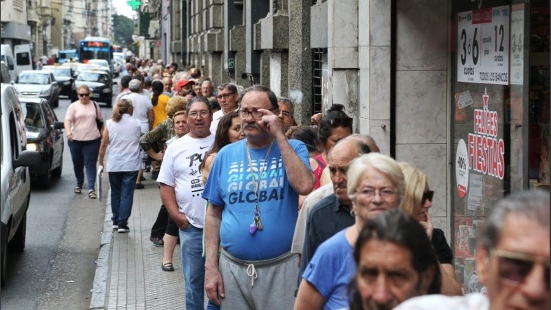 Largas filas de jubilados y jubiladas en la puerta de los bancos. 