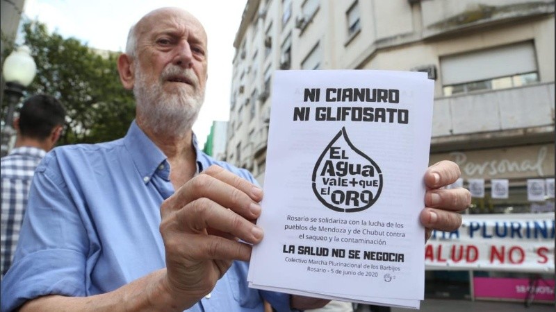 Protesta por el agua en el cruce de peatonales. 