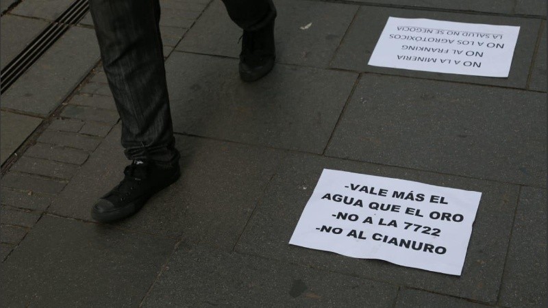 Protesta por el agua en el cruce de peatonales. 