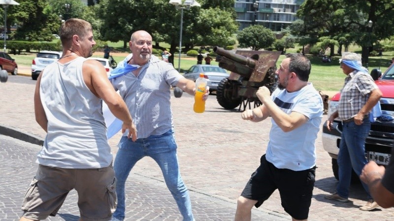 Un automovilista y dos ruralistas se pelearon en medio de la protesta.