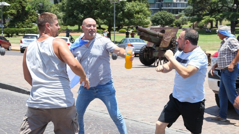 El momento de tensión entre el automovilista y los manifestantes.