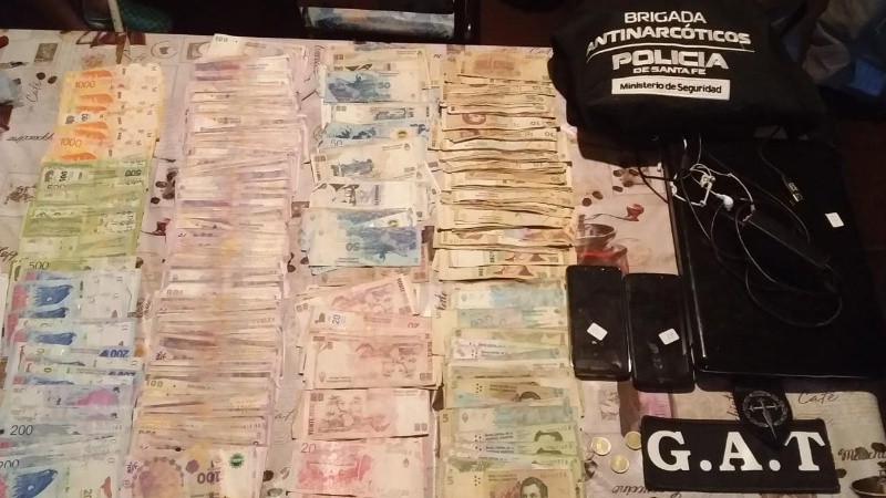 Parte de los elementos secuestrados en los allanamientos. 