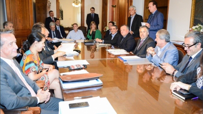 Borgonovo, en la cabecera, llamó a los diputados a tratar el paquete de medidas de Perotti. 