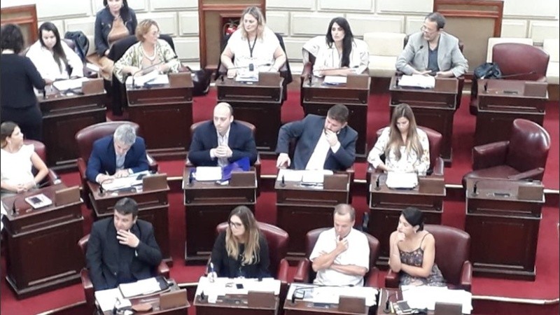 Los diputados en la sesión de este lunes.