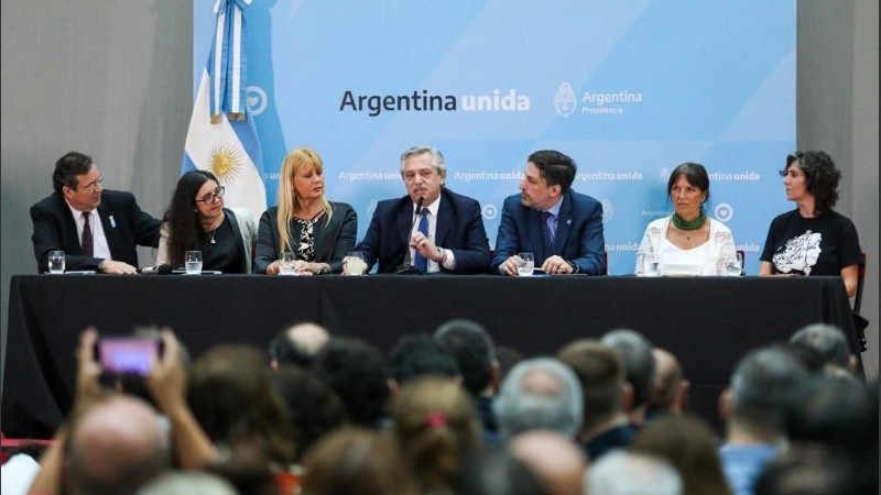 Trotta y Alberto Fernández en la presentación del nuevo Plan de Lecturas. 