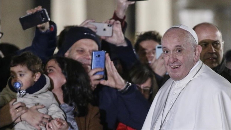 El Papa sonreía hasta que lo tironearon.