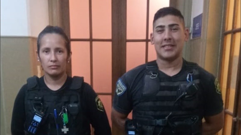 Los agentes Flores y Amarilla intervinieron en la urgencia.