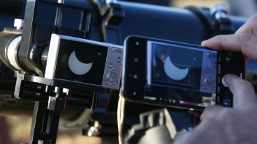 Eclipse total: En Villa Cañás se juntaron para ver el fenómeno.