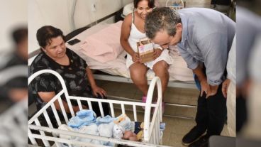 Javkin junto a Julia, la primera beba nacida en la Maternidad Martin.