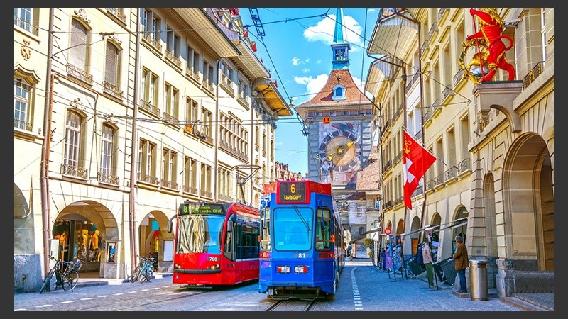 Los idiomas oficiales en Suiza son el alemán, el francés, el italiano y el romanche.