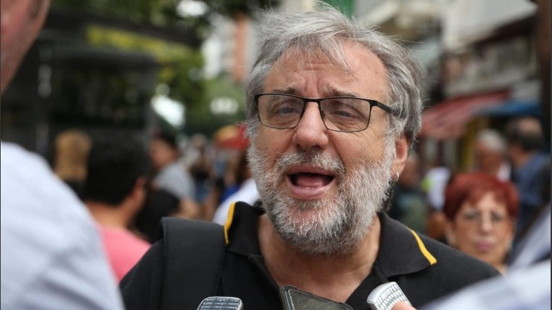 Gustavo Terés, de Amsafé Rosario, habló en la marcha convocada este jueves. 