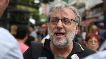 Gustavo Terés, de Amsafé Rosario, habló en la marcha convocada este jueves.