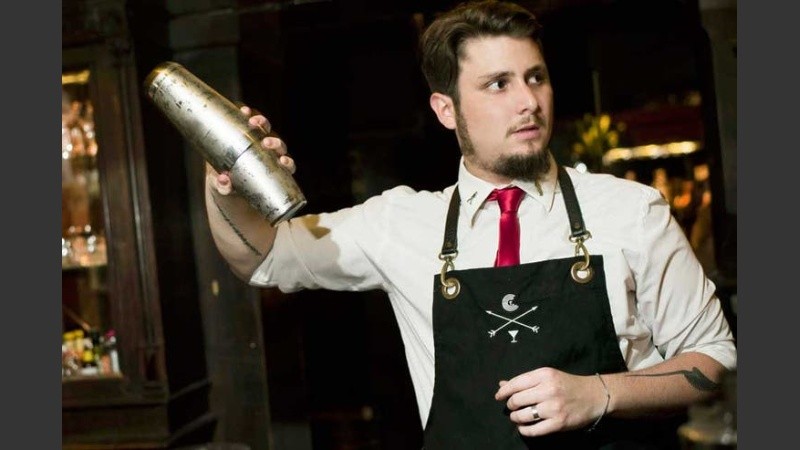 Agustín Zenoni, exponente de la creciente escena de la coctelería rosarina.