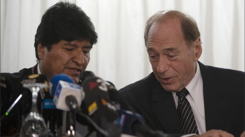 Zaffaroni fue presentado por Morales en una conferencia de prensa.