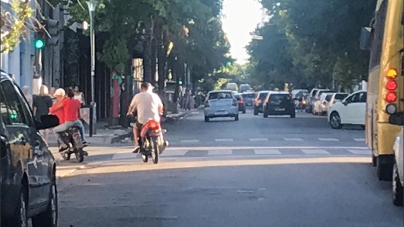 A la izquierda, la moto en cuestión. 