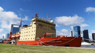 El rompehielos argentino partió rumbo a la Antártida.