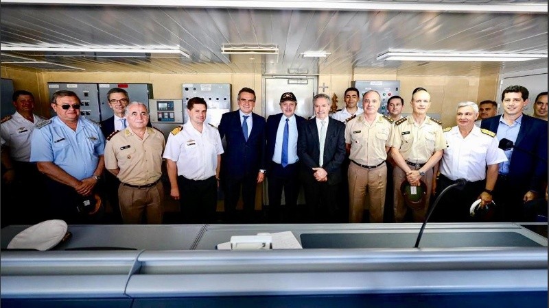 La foto del presidente, funcionarios y marinos antes de la partida del barco. 