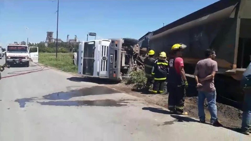 Los bomberos trabajaron para retirar el camión de las vías. 