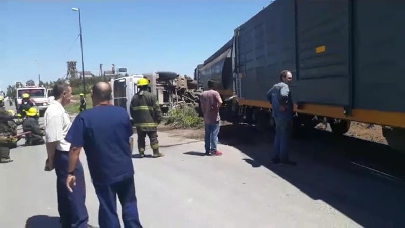 El tren arrolló al camión este sábado en Puerto San Martín. 