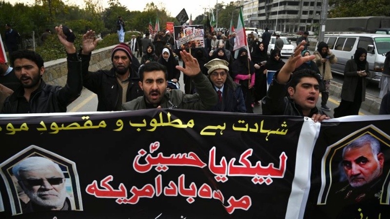 Manifestantes gritan consignas contra Estados Unidos en Irak, donde se produjo el crimen del comandante iraní Soleimani.,