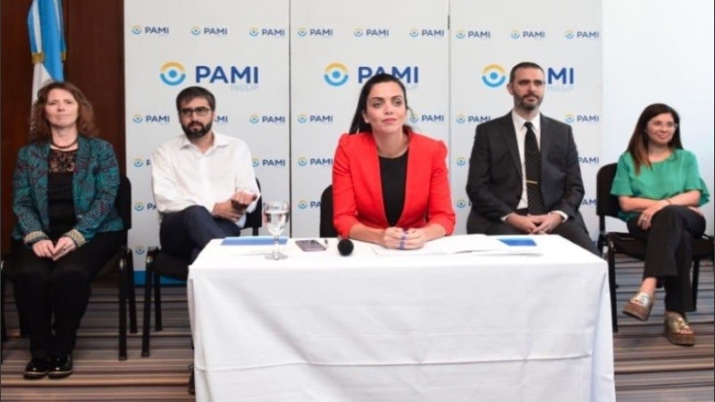 La directora ejecutiva del Pami, Luana Volnovich (centro), explicó que que la medida de “emergencia” es para 