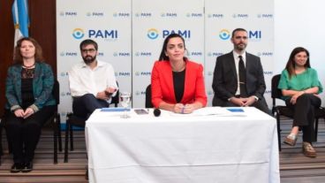 La directora ejecutiva del Pami, Luana Volnovich (centro), explicó que que la medida de “emergencia” es para "reorientar las compras y contrataciones sólo a bienes esenciales”.