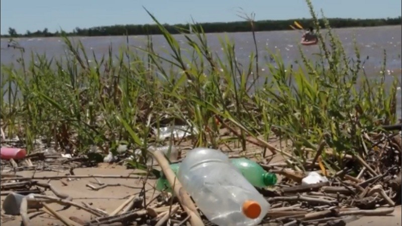 En las orillas se acumula todo tipo de residuos. 