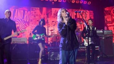 Violet Grohl, en el centro del escenario.