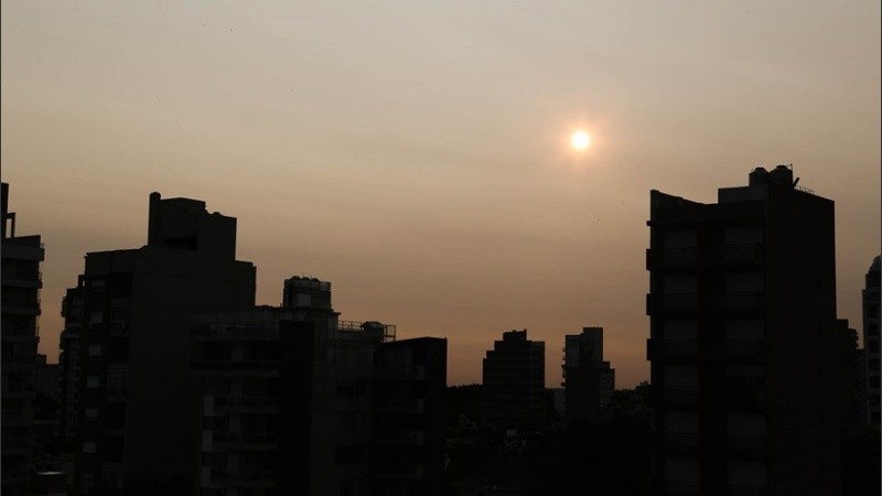 El humo que llega a Rosario cuando se registran los incendios en las islas.