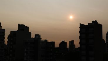 El humo que llega a Rosario cuando se registran los incendios en las islas.