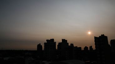 El atardecer rosarino con el humo de los incendios en Australia.