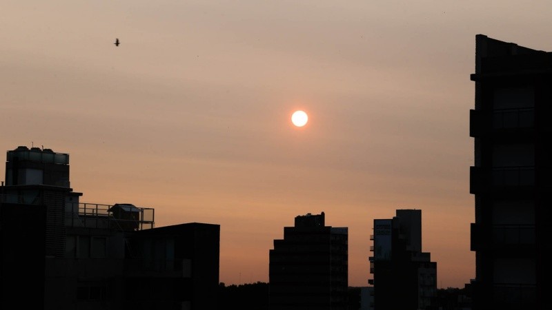 El atardecer rosarino con el humo de los incendios en Australia.
