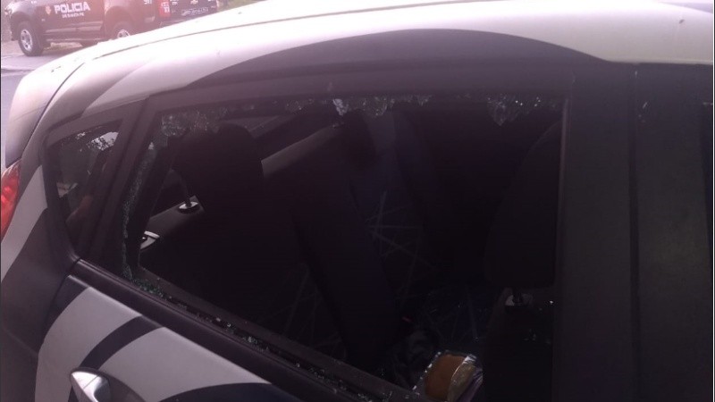 La ventanilla trasera derecha del móvil fue violentada.